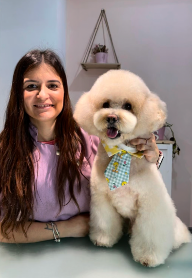 Jennifer Rodríguez con un caniche recién arreglado en su salón de Valencia