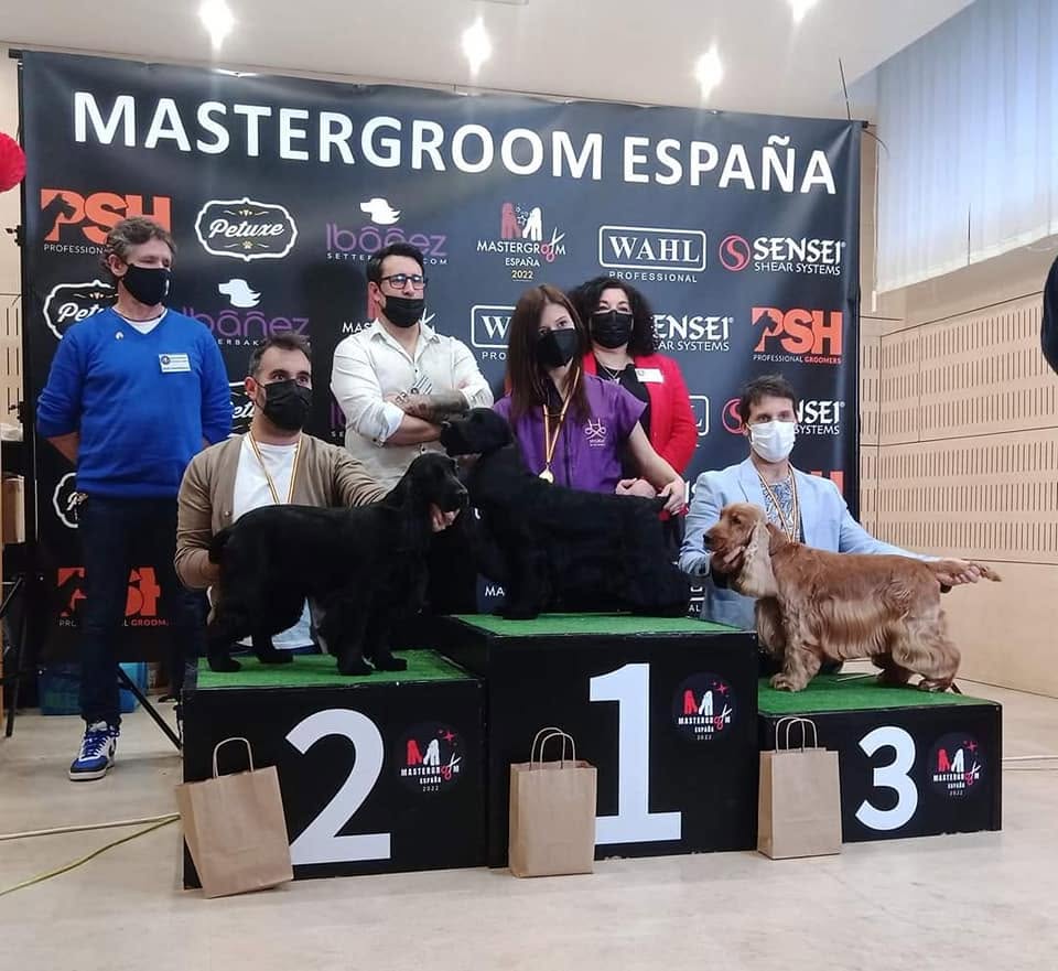 Podio de MasterGroom España con Jennifer Rodríguez y su cocker spaniel