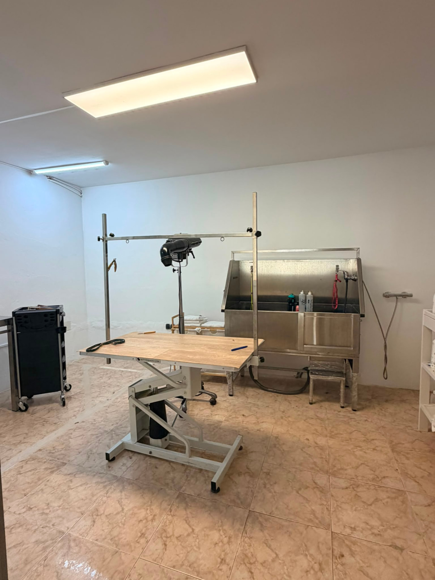 Sala de trabajo del nuevo salón con mesa elevadora y bañera profesional